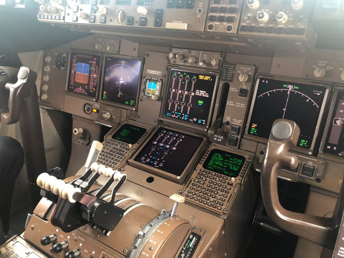 シドニー空港到着後に、コックピットを見学させて頂きました。