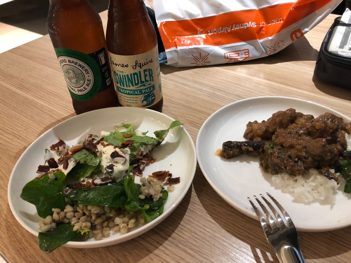 ラウンジで写真の整理をしながら食事です。