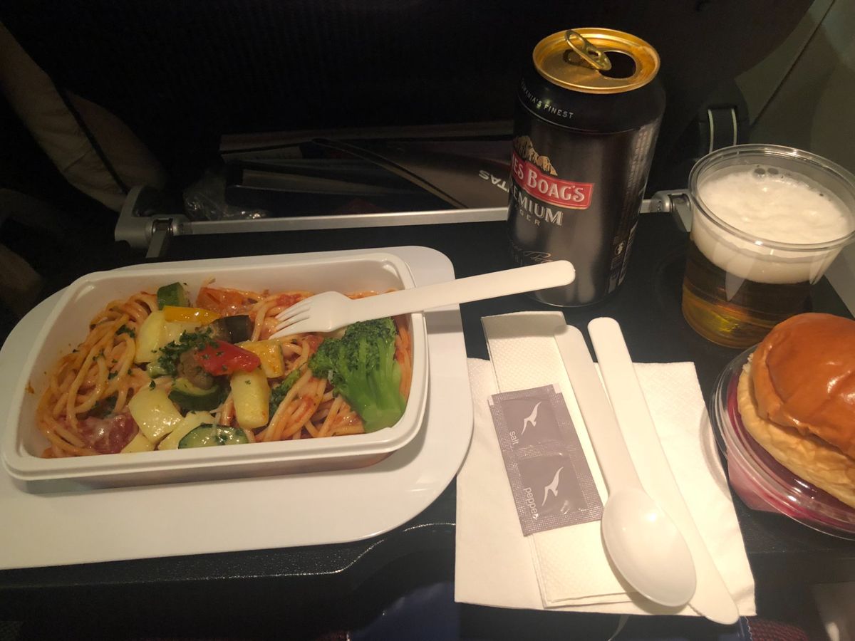 雨の羽田を離陸、機内食は2回ありました。