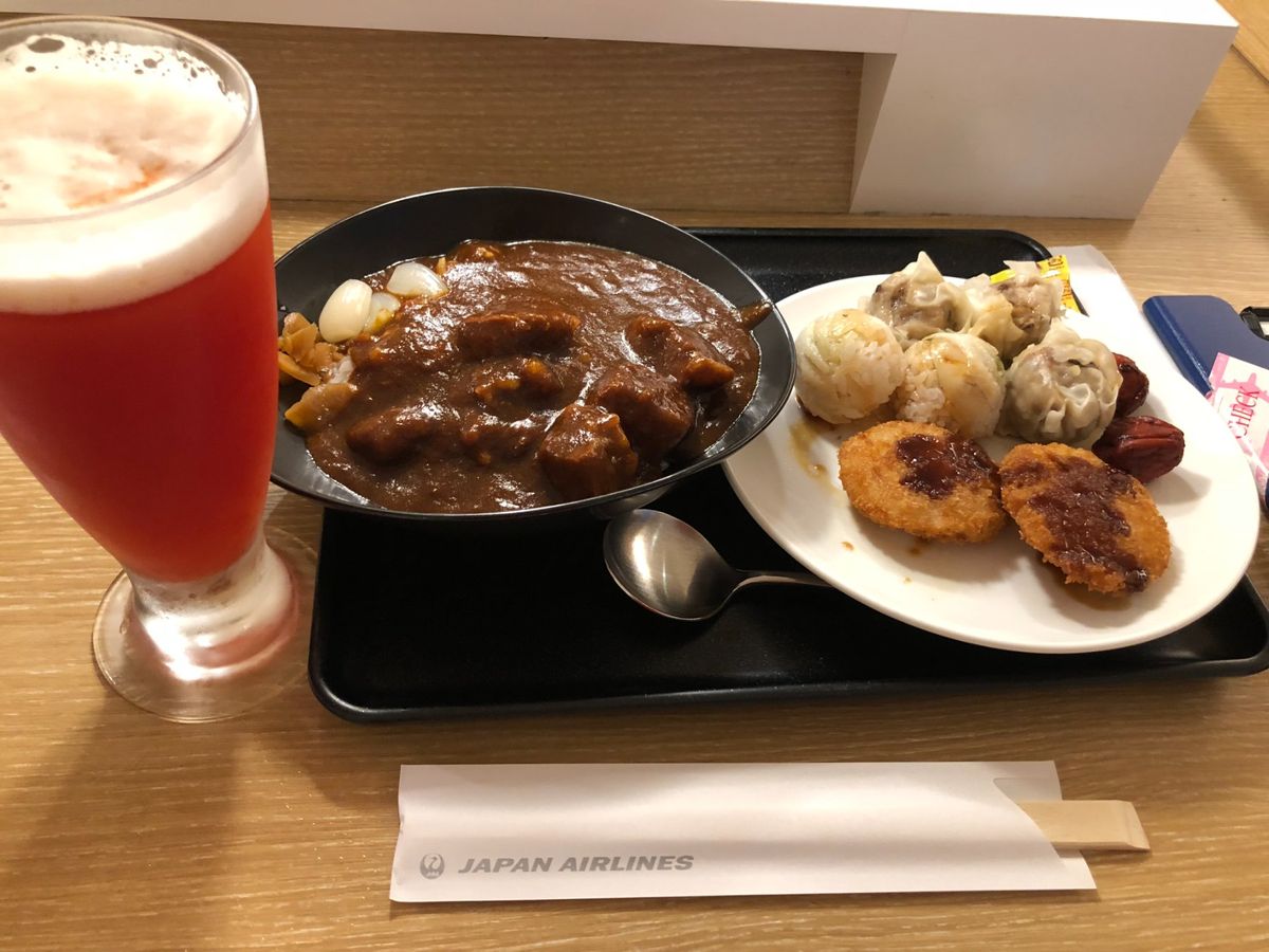 チェックイン後はサクララウンジでJALカレーです。