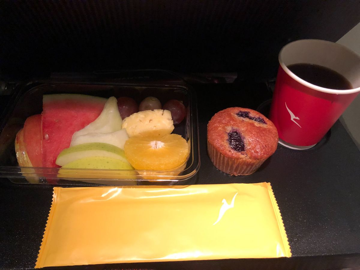 雨の羽田を離陸、機内食は2回ありました。