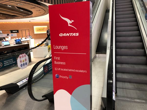 オーストラリア連邦・シドニー「カンタスのジャンボでシドニー遠征」の写真：ラウンジで写真の整理をしながら食事です。