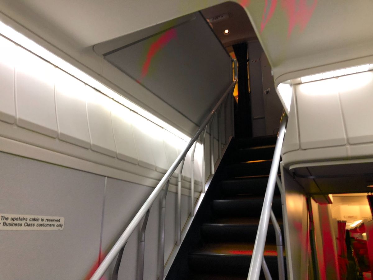 アッパーデッキへの階段。
私は最後列73Kは2席のシートです。