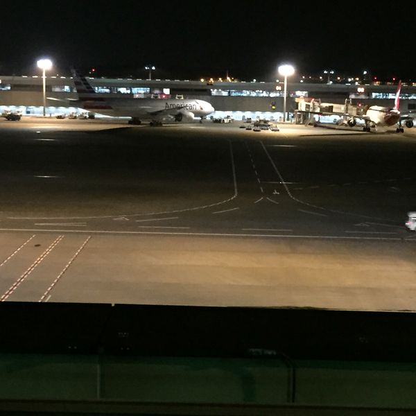 日本・千葉県「娘の見送りに東京へ」の写真：娘が搭乗口へ入ると同時に、堪えていた涙が...