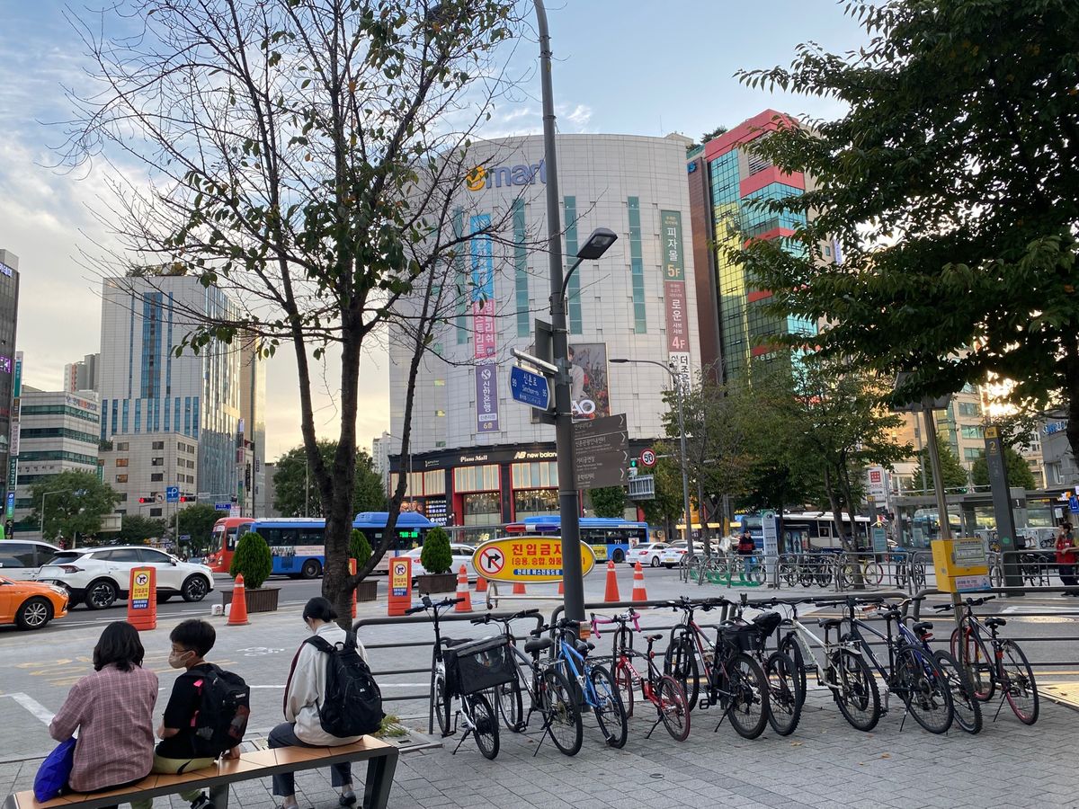 韓国に来たらバナナ牛乳
遅めの朝はホテルの近くのコムタン
遅めの昼はユッケ...