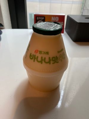 韓国に来たらバナナ牛乳
遅めの朝はホテルの近くのコムタン
遅めの昼はユッケ...