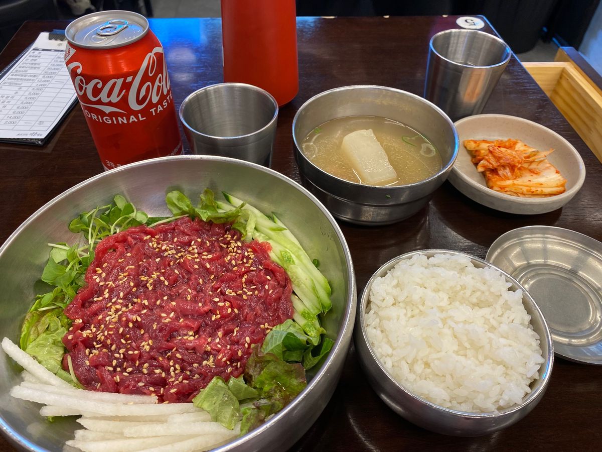 韓国に来たらバナナ牛乳
遅めの朝はホテルの近くのコムタン
遅めの昼はユッケ...