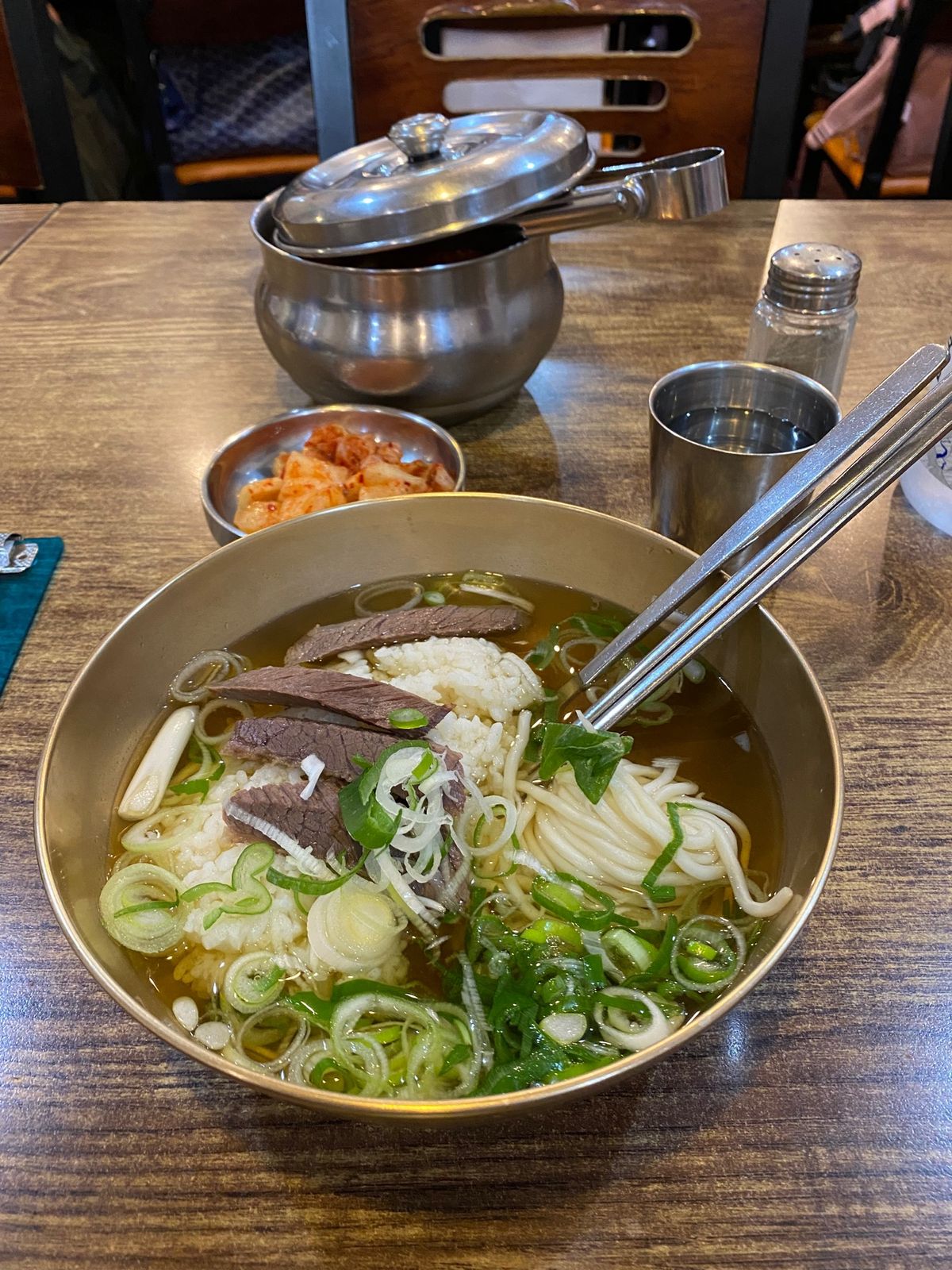 韓国に来たらバナナ牛乳
遅めの朝はホテルの近くのコムタン
遅めの昼はユッケ...