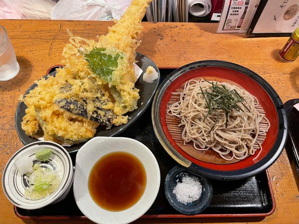 日本・長野県「涸沢ヒュッテ」の写真：前泊松本
信州そば、天ぷらデカすぎ