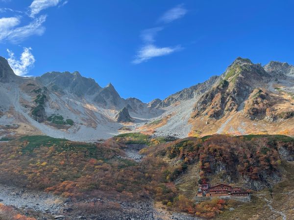 日本・長野県「涸沢ヒュッテ」の写真：涸沢カールとテントホタル
星はやっぱり綺麗