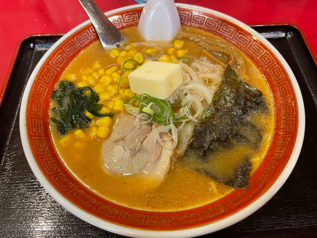札幌駅では先ずはサッポロラーメン。味噌バターコーンラーメンをいただきました。
