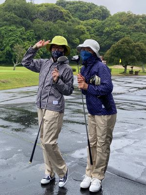 1日目は2人で、二日目は友達夫婦も来て雨の中☔️ゴルフ😂