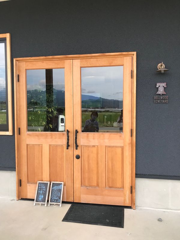 日本・山形県「ワイナリー旅行　BELLWOOD VINEYARD」の写真：カッコイイ施設から振り向くと蔵王の山々が...