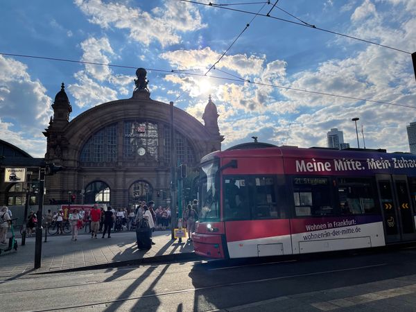 ドイツ・フランクフルト「娘の留学先へ…親娘♡3世代旅行」の写真：フランクフルト
€ユーロのモニュメントや...