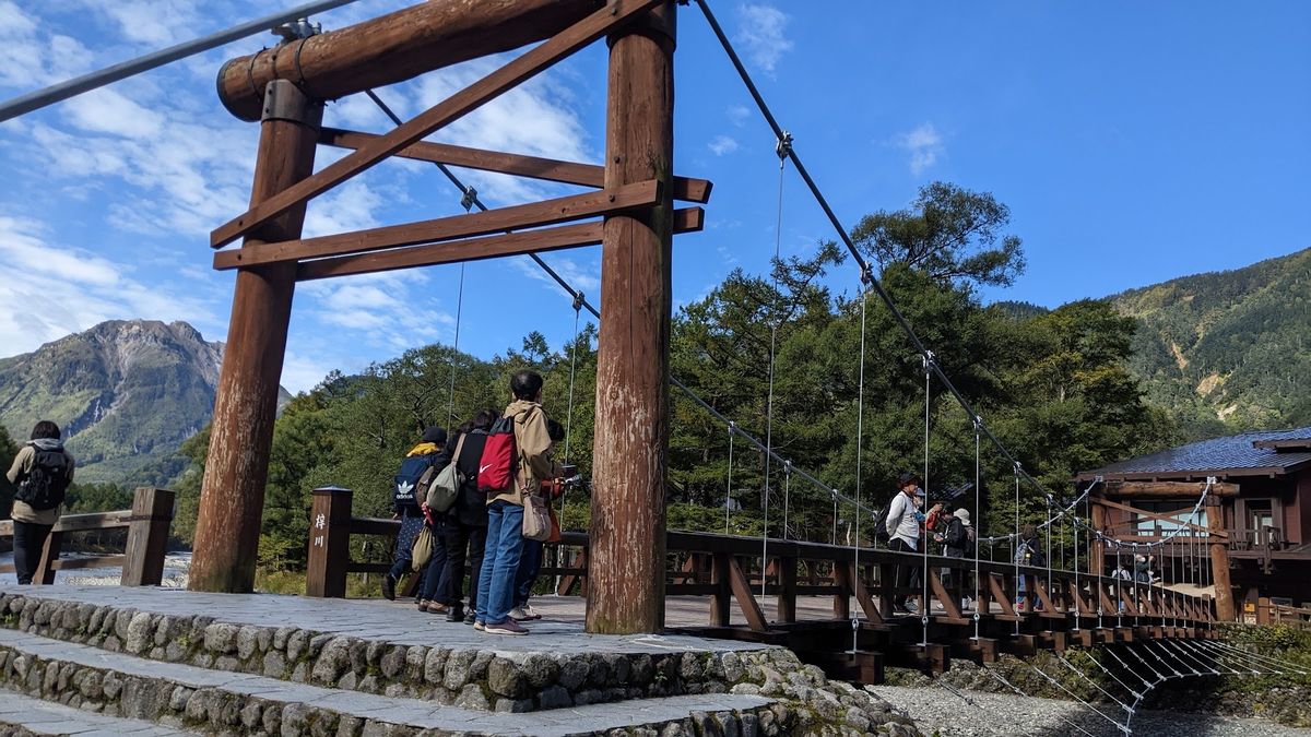上高地 二日目
今日はとても天気が良くて最高！
まずは河童橋を通って、明神...