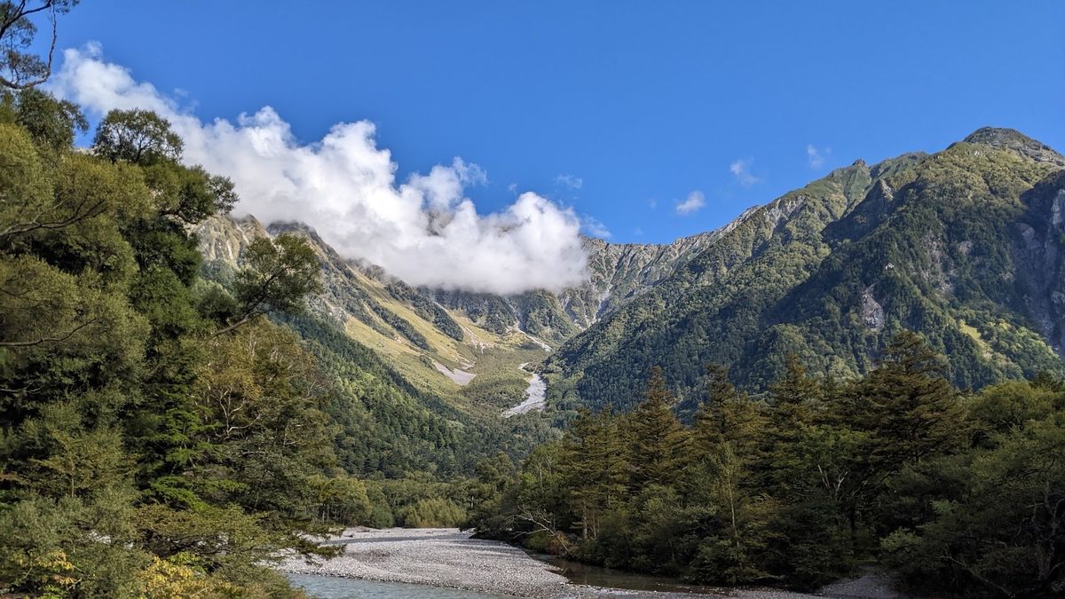 上高地 二日目
今日はとても天気が良くて最高！
まずは河童橋を通って、明神...