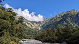 上高地 二日目
今日はとても天気が良くて最高！
まずは河童橋を通って、明神...