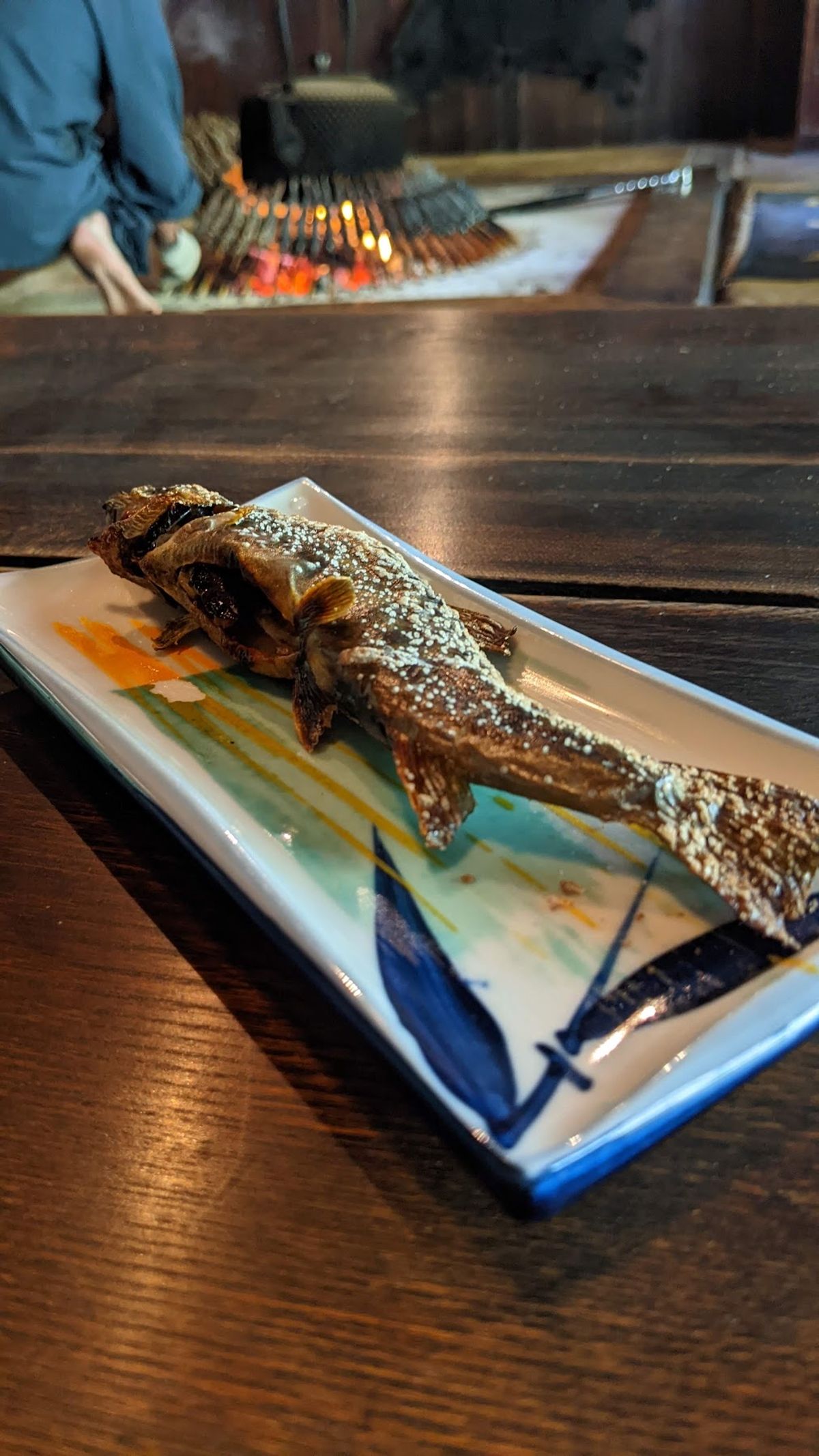 明神池の後は昼食。
囲炉裏で焼いた岩魚と山かけそばをいただく。
美味しい。