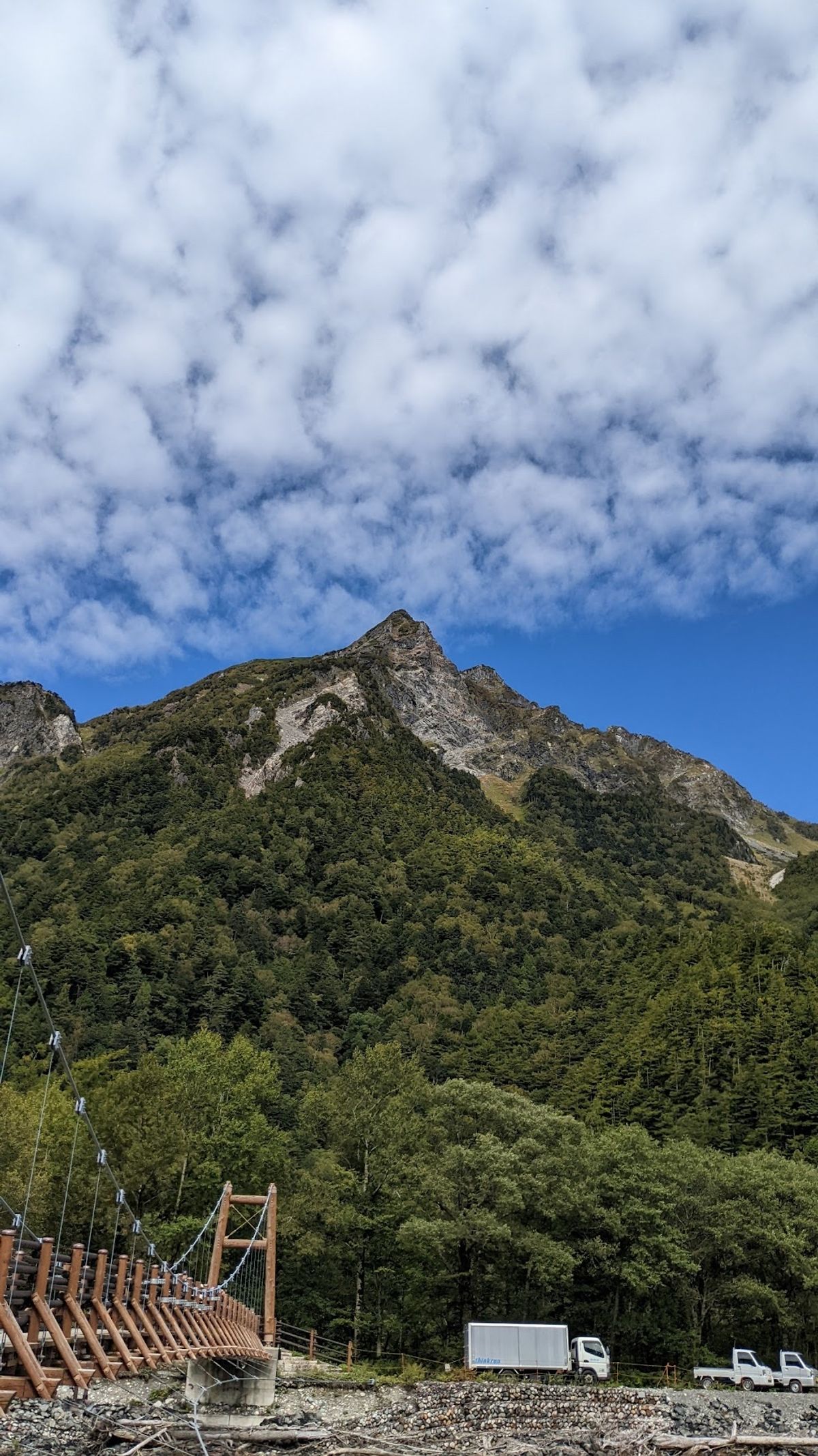 上高地 二日目
今日はとても天気が良くて最高！
まずは河童橋を通って、明神...
