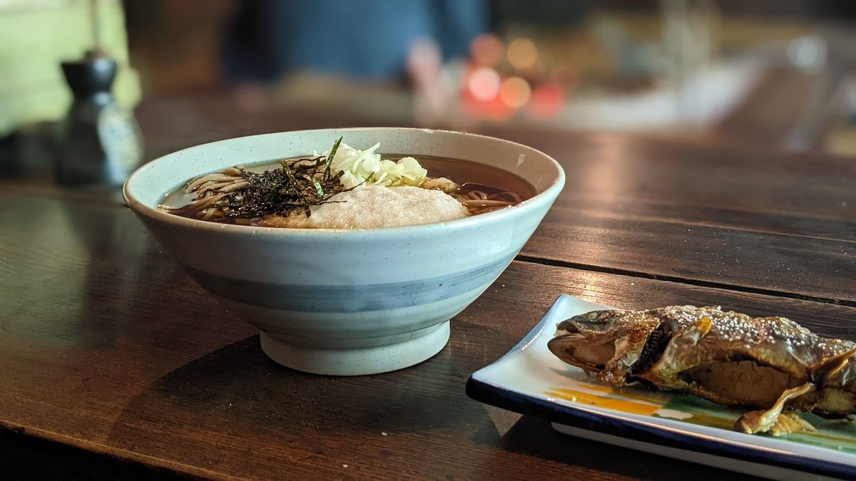 明神池の後は昼食。
囲炉裏で焼いた岩魚と山かけそばをいただく。
美味しい。