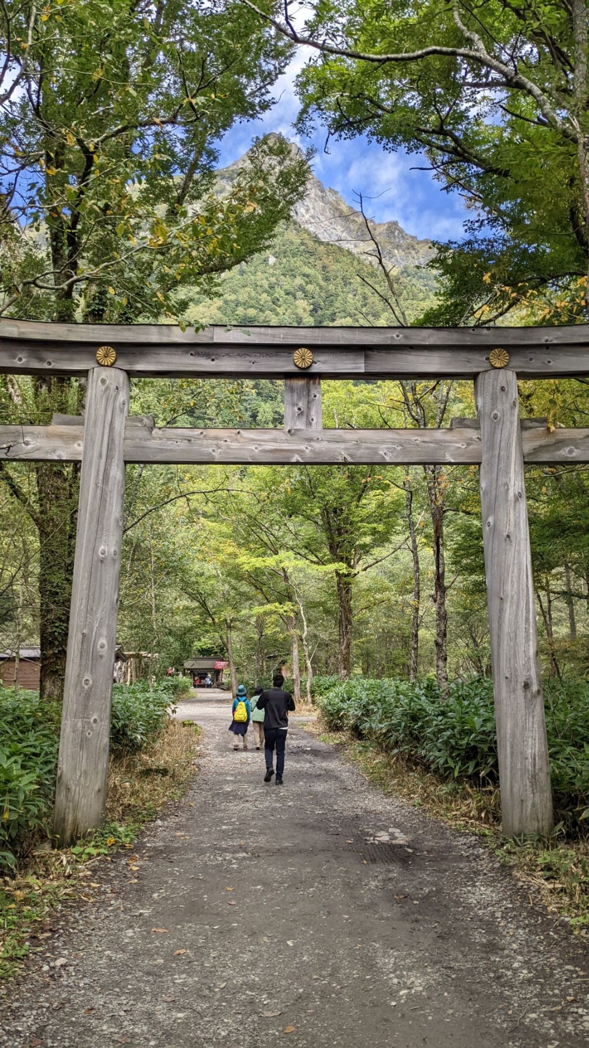 明神橋へ到着。
先に見える明神岳の頂上、尖っててかっこいい。
鳥居をくぐっ...