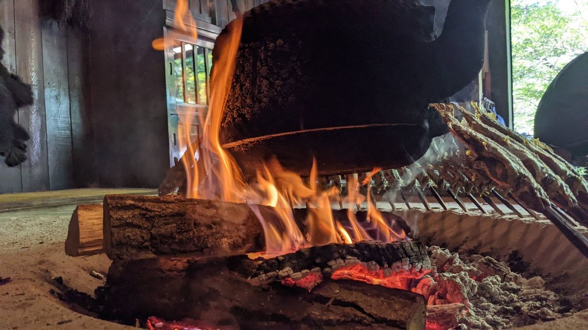 明神池の後は昼食。
囲炉裏で焼いた岩魚と山かけそばをいただく。
美味しい。
