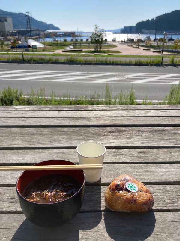 日本・宮城県「黄金山神社神鹿角切りとReborn-Art Festival」の写真：女川駅前商店街より
港を望むテラスでおに...