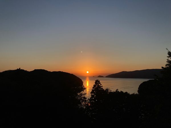 日本・宮城県「黄金山神社神鹿角切りとReborn-Art Festival」の写真：三陸復興国立公園月浦からの夕日
月浦は慶...