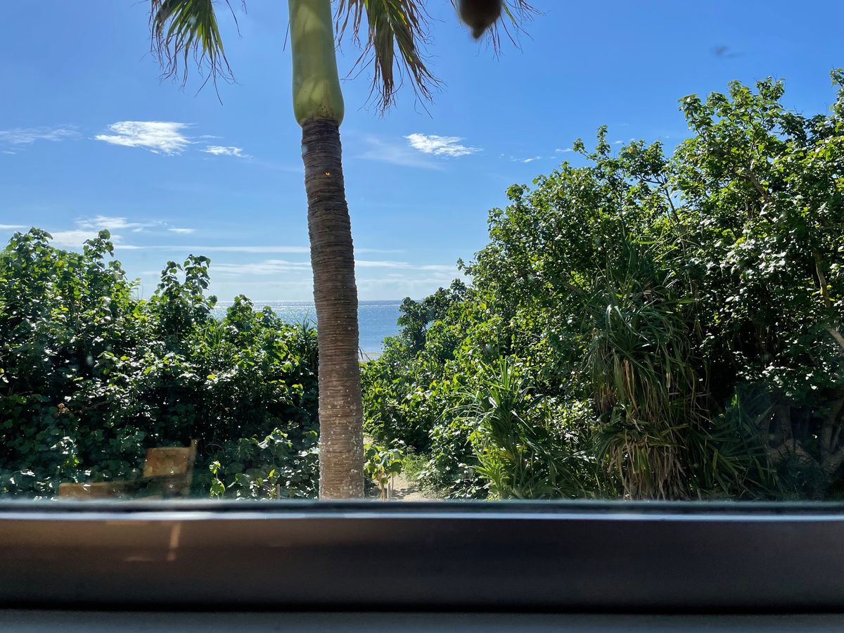 海の見えるカフェで小休止