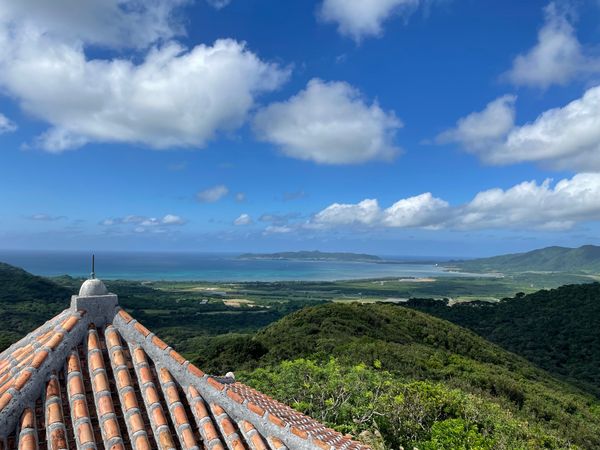 日本・沖縄県「石垣・八重山諸島巡り」の写真：バンナ公園エメラルドの海を見る展望台から...