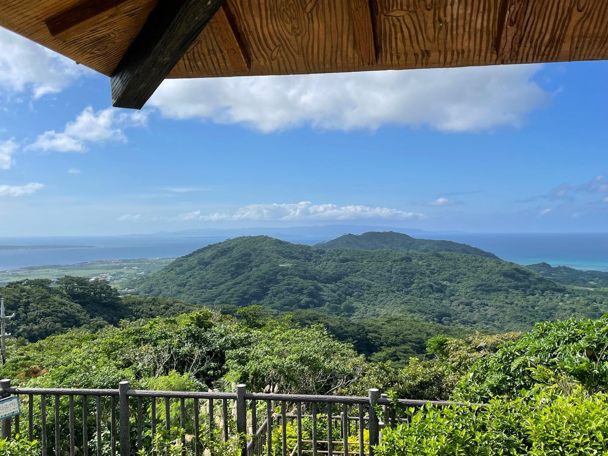 バンナ公園エメラルドの海を見る展望台からの各諸島