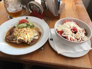プラハで食べたもの

・ウトペネツ
・グヤーシュ
・豚肉の焼いたもの
・サラダ
