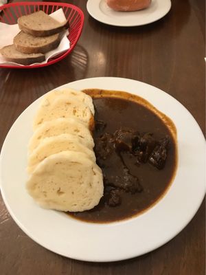 プラハで食べたもの

・ウトペネツ
・グヤーシュ
・豚肉の焼いたもの
・サラダ