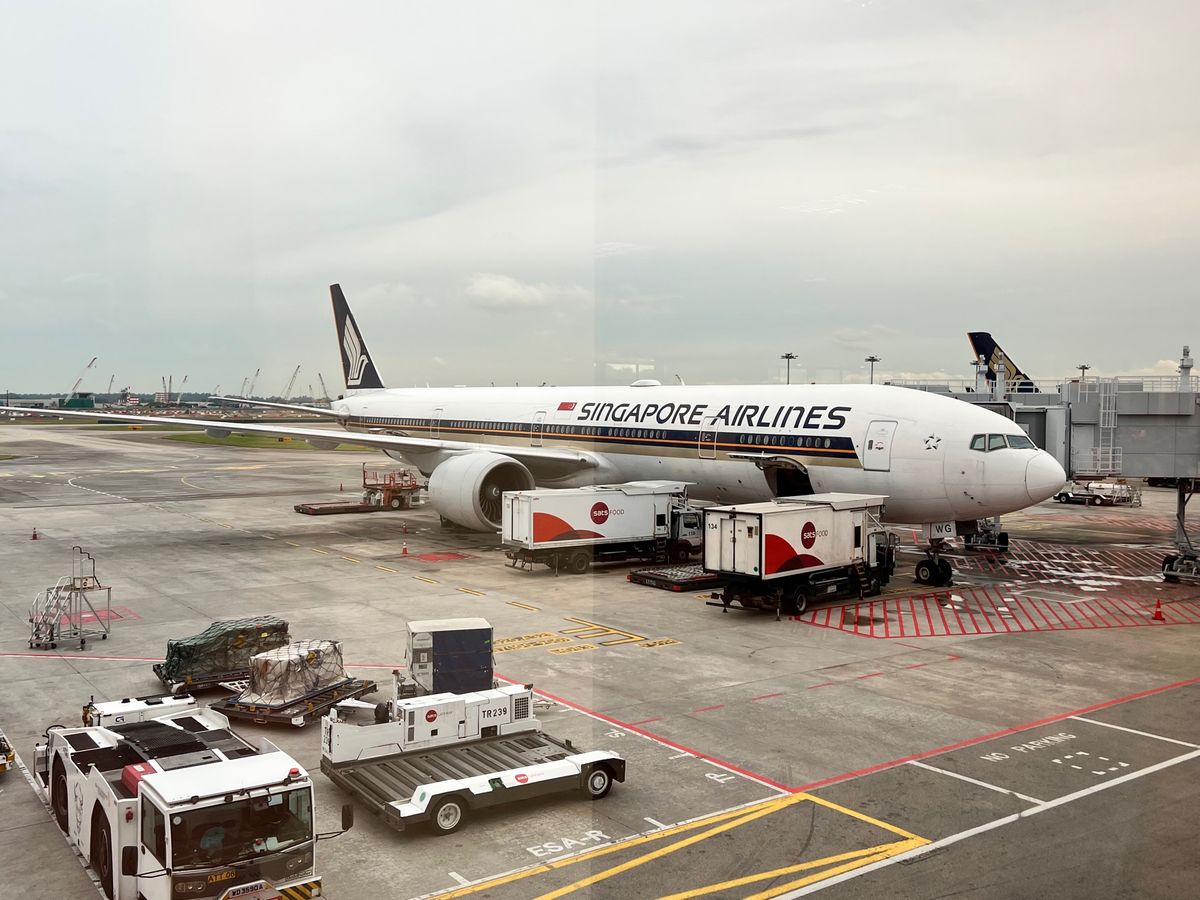 チャンギ国際空港でトランジット

手荷物検査のゲートは一瞬で通過して
搭乗...