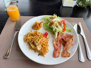 Duong Chan Hotel

ホテルで朝ごはん

このホテル、思いの...