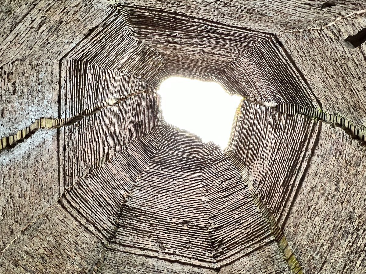 Prasat Sambor サンボープレイクック遺跡

遺跡の天井に砲弾が...