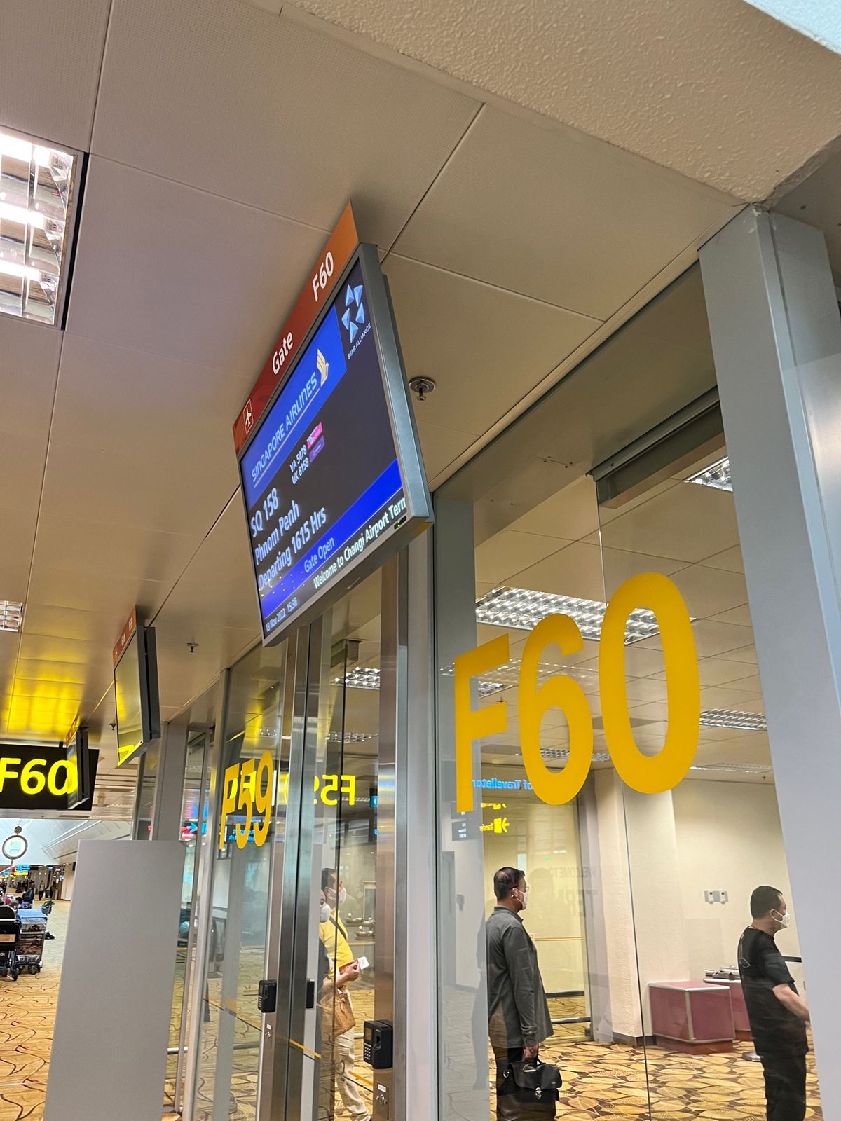 待ちに待ったカンボジア&シンガポール旅行！！

なんか機内がウルトラマンと...