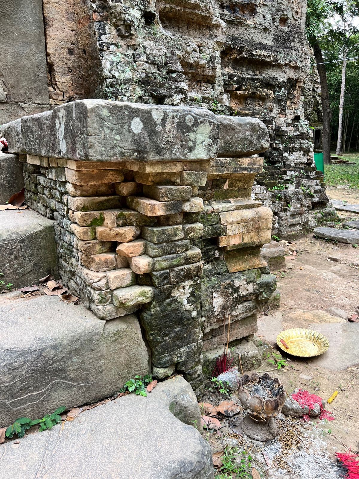 Prasat Sambor サンボープレイクック遺跡

左右で崩れ方が違う...