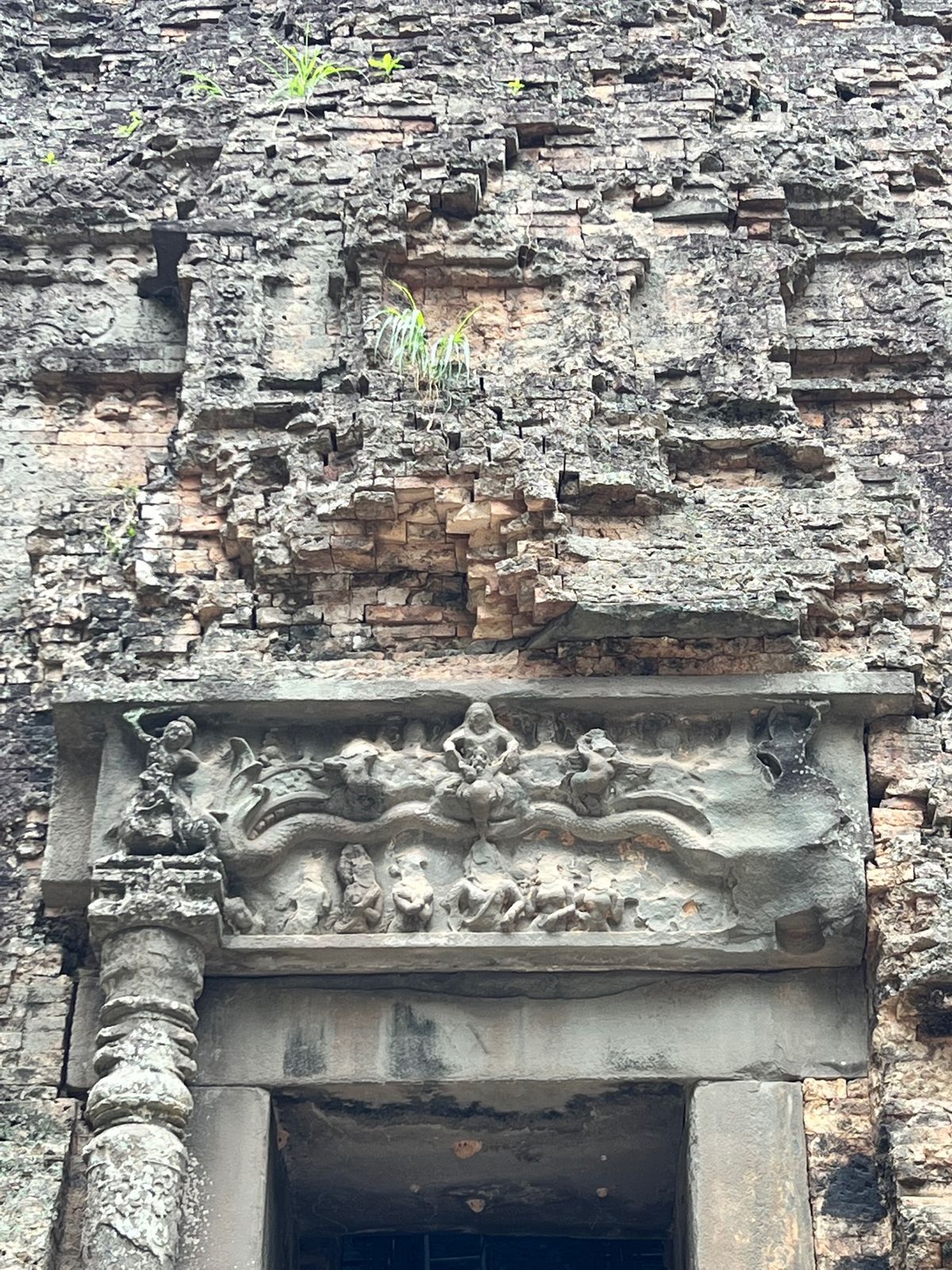 Prasat Sambor サンボープレイクック遺跡

左右で崩れ方が違う...