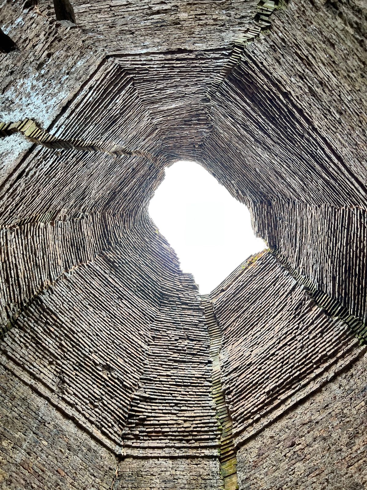 Prasat Sambor サンボープレイクック遺跡

遺跡の天井に砲弾が...