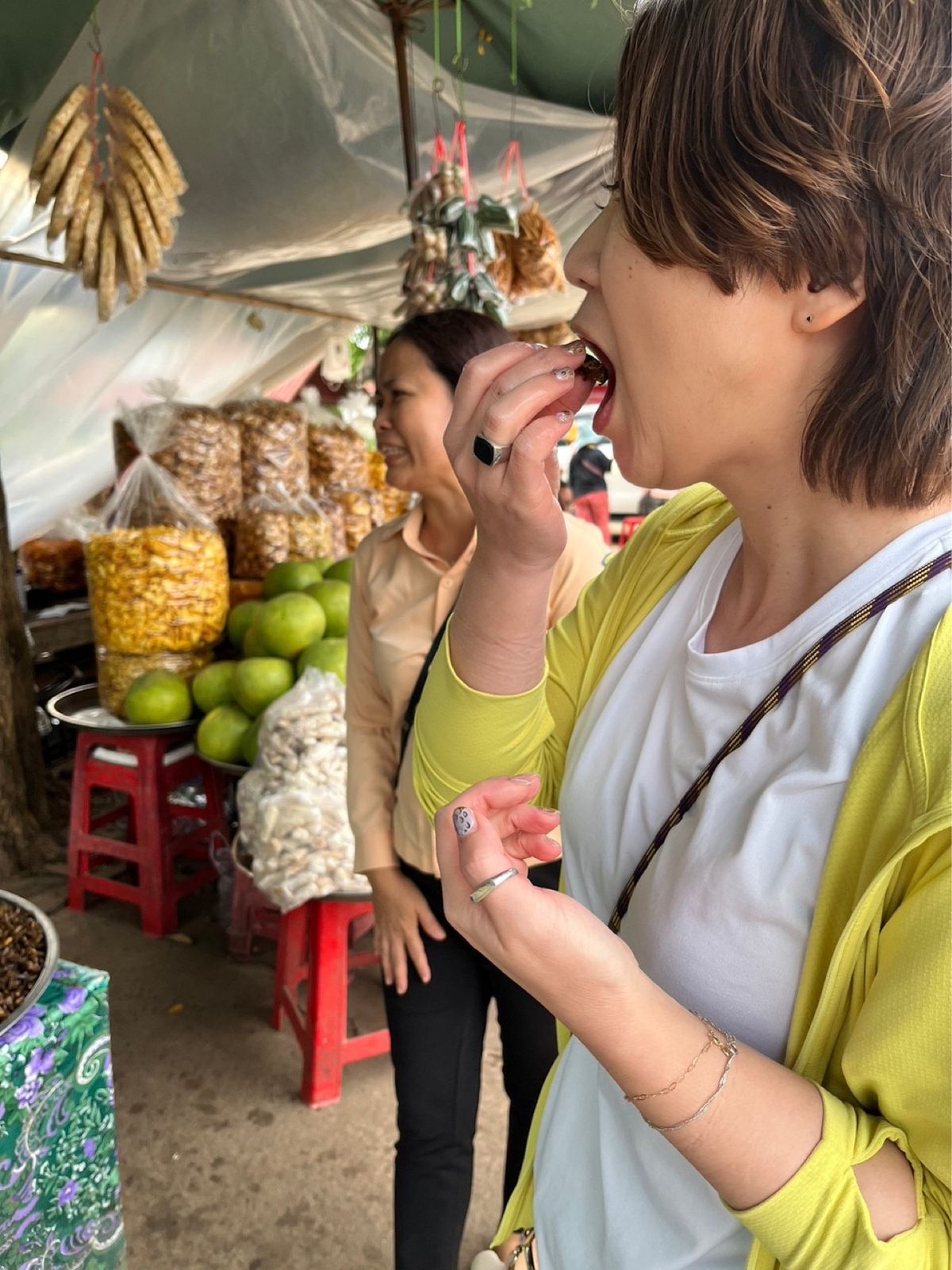 遺跡巡りの帰り道のトイレ休憩で立ち寄った
道の駅的なところに
カンボジア名...