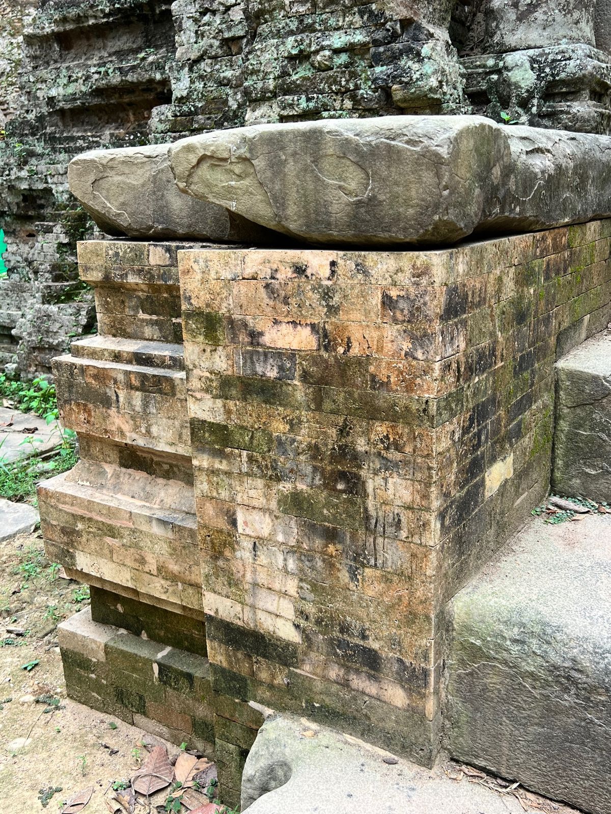 Prasat Sambor サンボープレイクック遺跡

左右で崩れ方が違う...