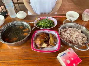 近くの村でお昼ご飯

見た目の地味さ&素朴さに反して
かなり美味しかった！...