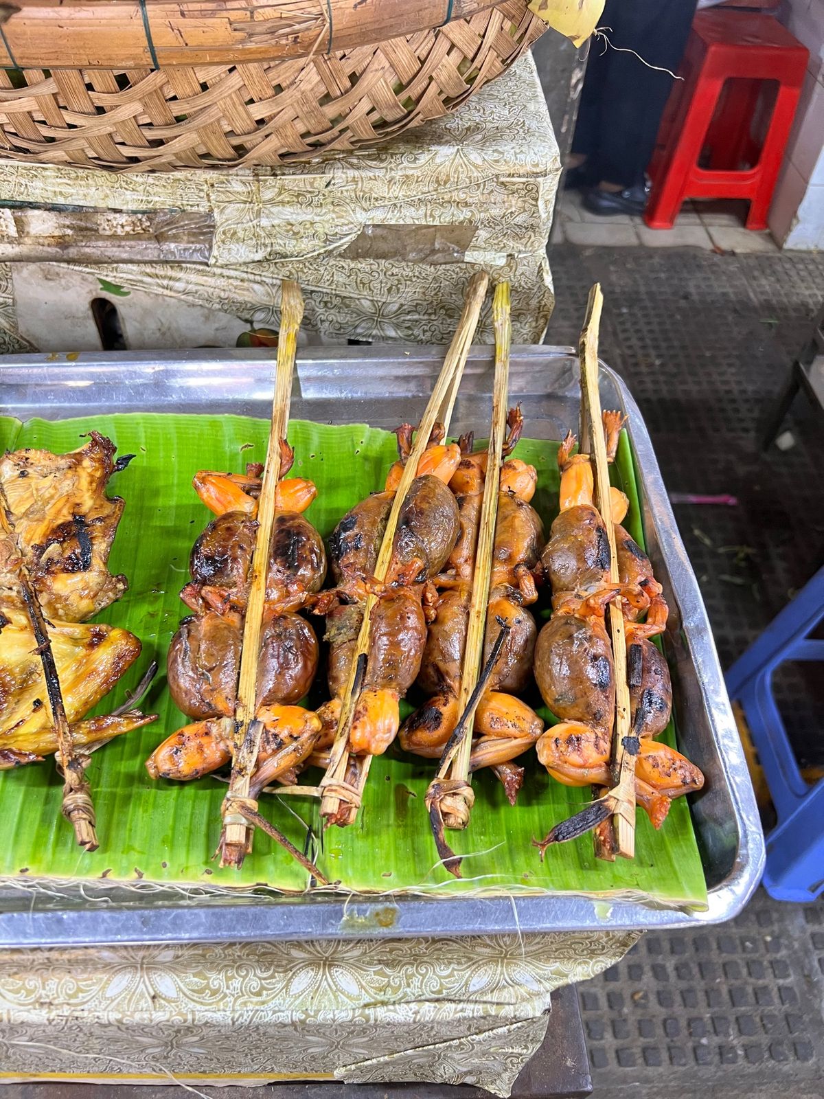 セントラルマーケット
3枚目の肉は何…？🐸？