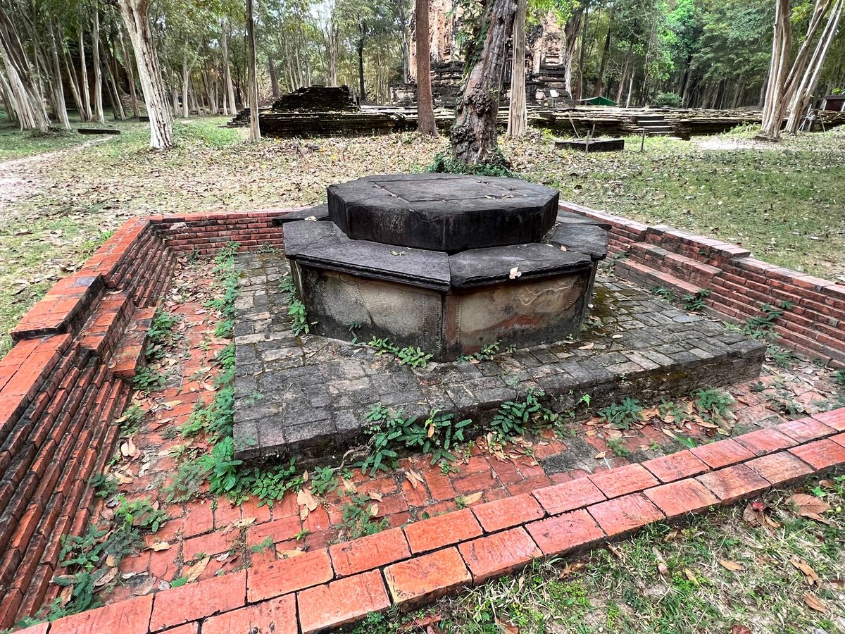 Prasat Sambor サンボープレイクック遺跡

ここはNのゾーン
...