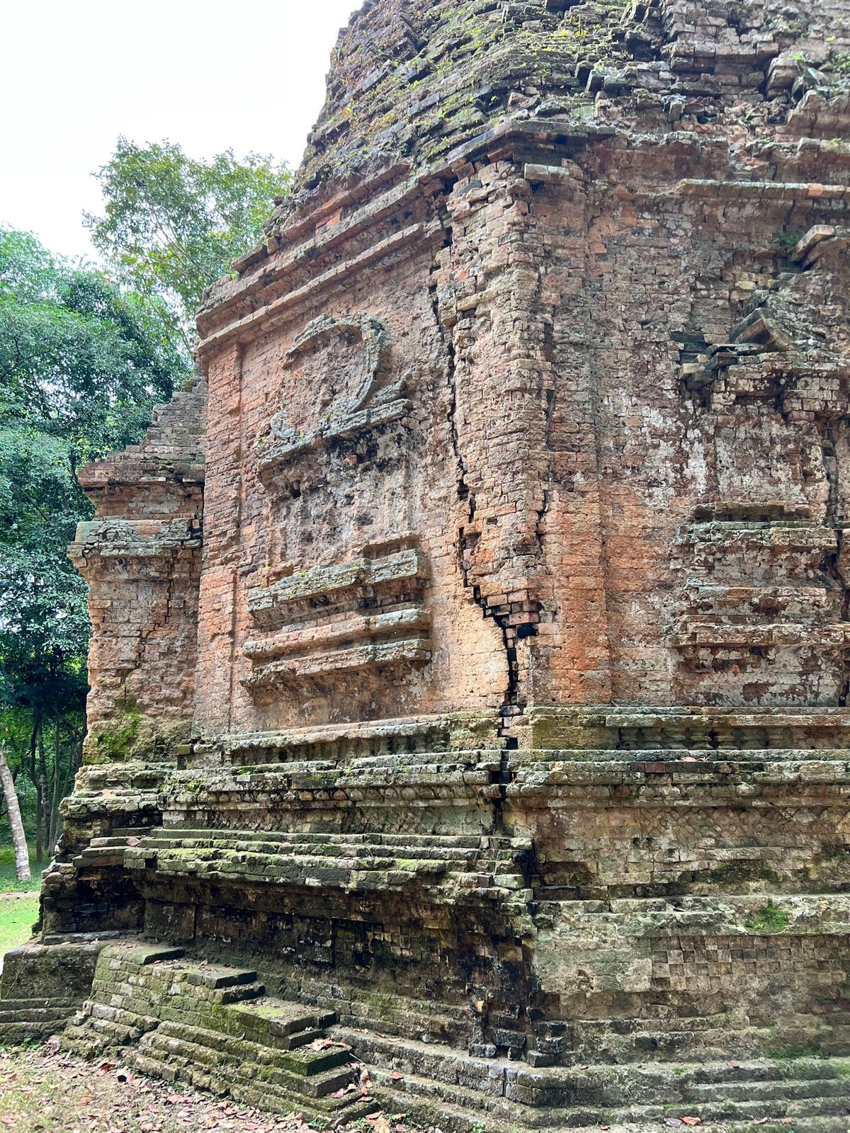 Prasat Sambor サンボープレイクック遺跡

左右で崩れ方が違う...