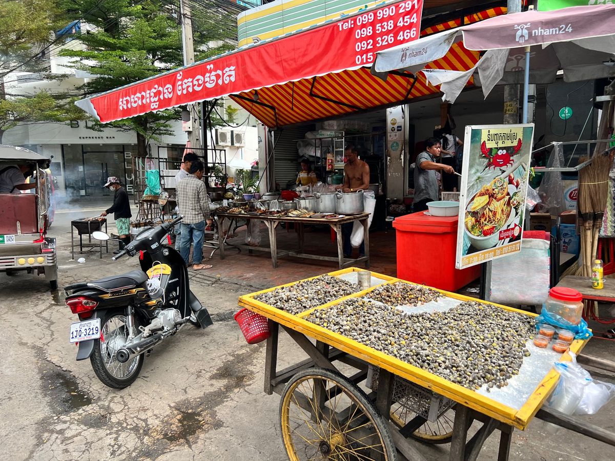 街歩き🚶‍♀️
プノンペンの街は
歩道がだいたい屋台で埋め尽くされてるか
...