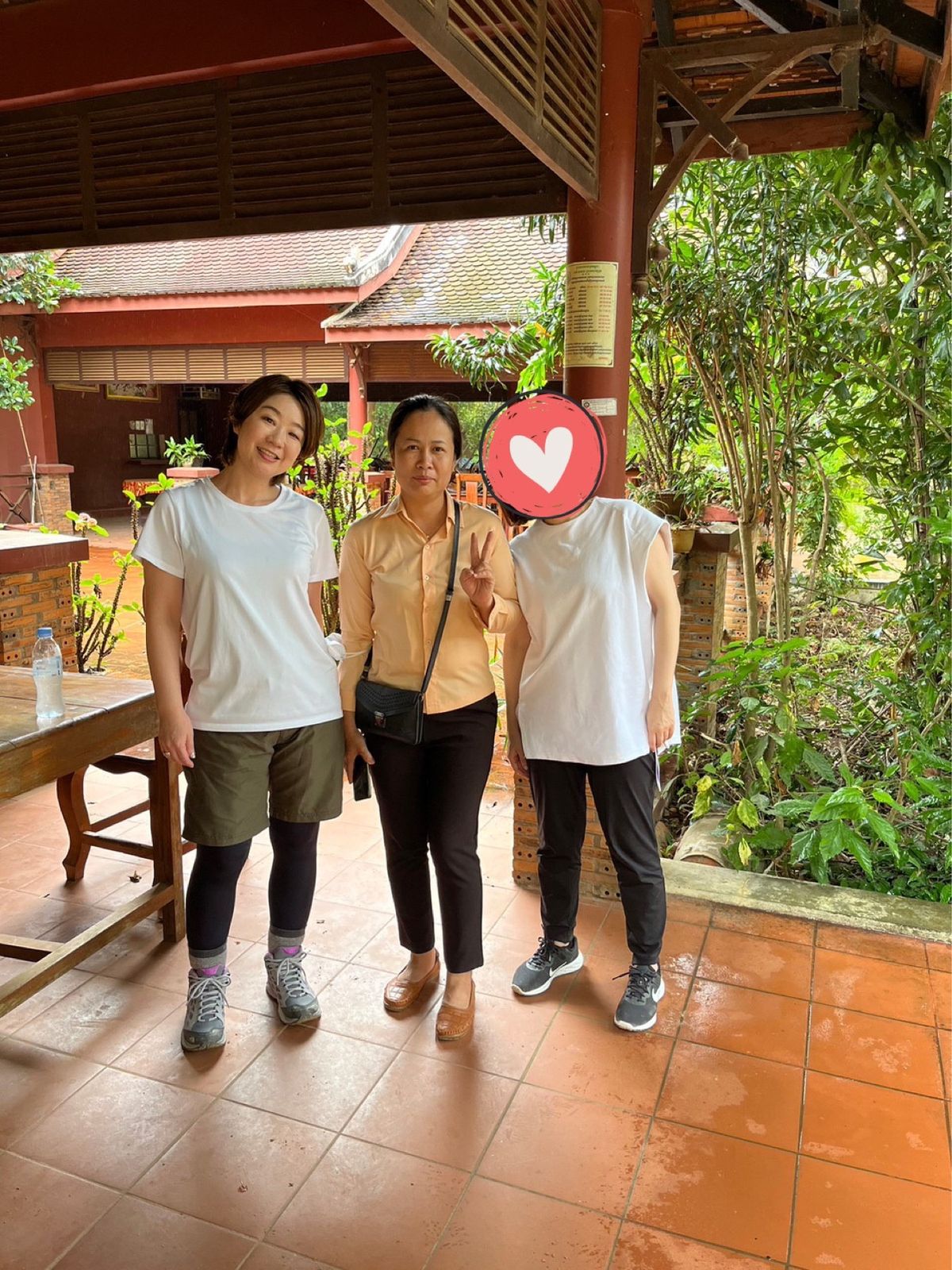 ご飯を食べたあとガイドさんと記念撮影

実はこの前にご飯食べてたら
めちゃ...