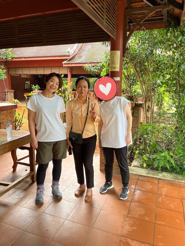 シンガポール「友人と行くカンボジア&シンガポール」の写真：ご飯を食べたあとガイドさんと記念撮影

...