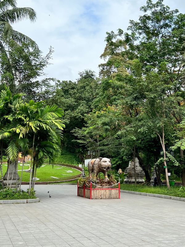 シンガポール「友人と行くカンボジア&シンガポール」の写真：ワット・プノン

庭にあるリサ・ラーソン...